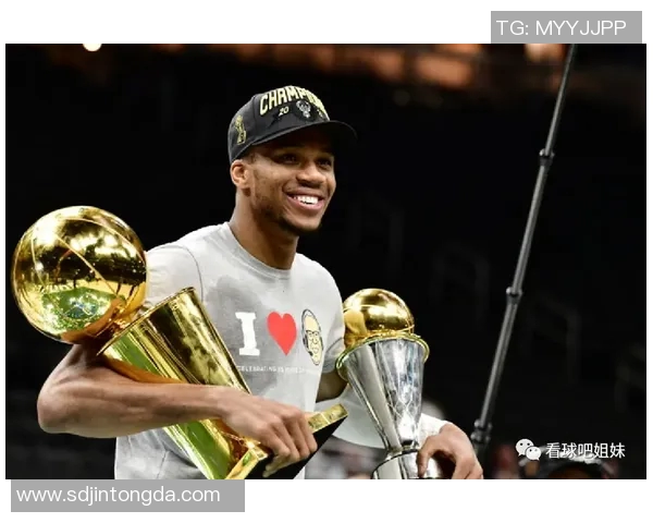 聚焦NBA总冠军奖杯背后的荣耀与传奇,见证篮球巅峰对决的永恒时刻 聚焦NBA总冠军奖杯背后的荣耀与传奇,见证篮球巅峰对决的永恒时刻